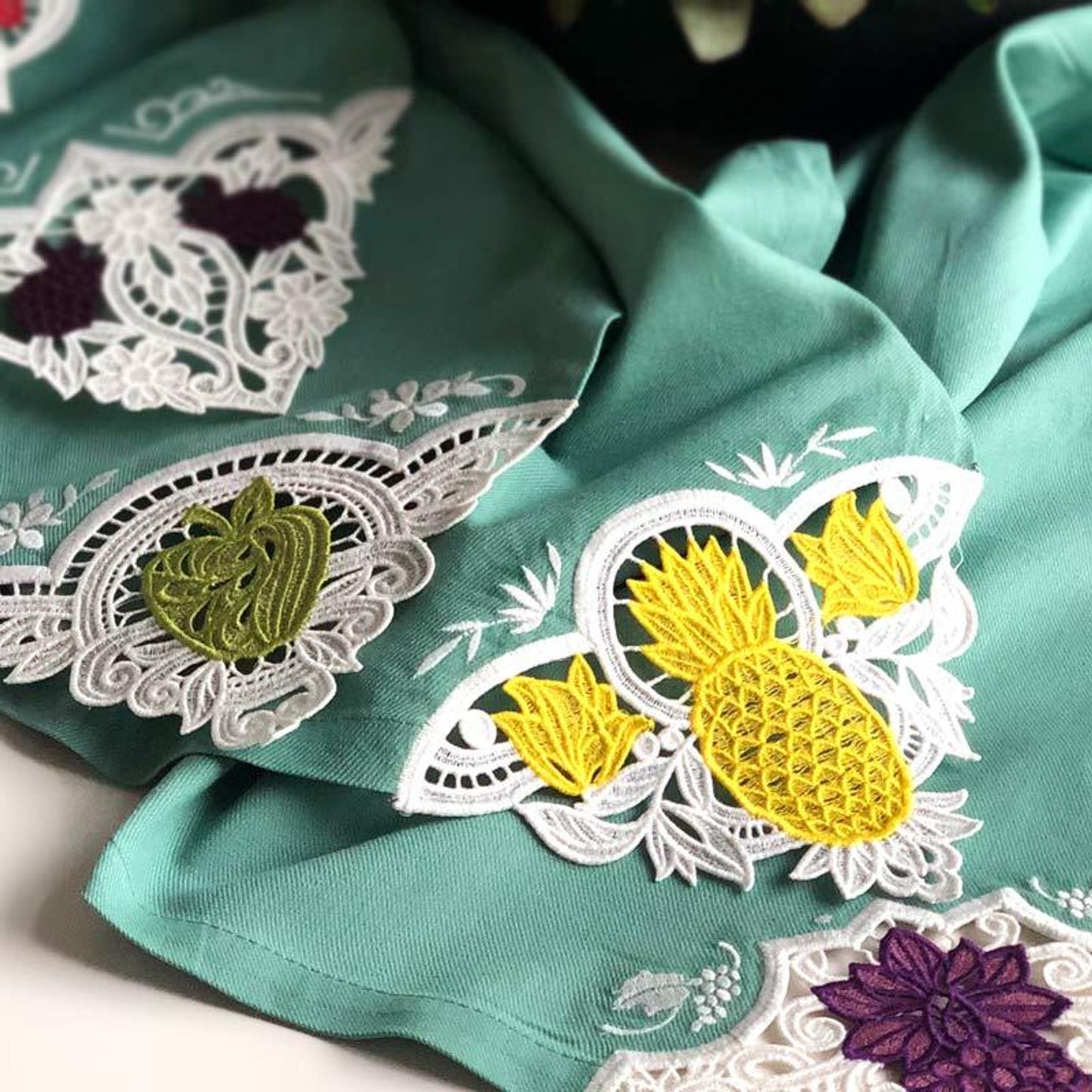 Linen Table Napkin 20x20 - Customizable Lace Corners